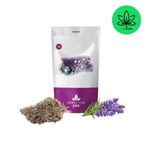 a Purple Haze Indoor es una flor de CBD de predominancia Sativa (70%) que deslumbra por su estética vibrante y su perfil aromático envolvente. Resultado del cruce entre Thai Haze y Skunk, esta variedad ofrece una experiencia visual y olfativa excepcional